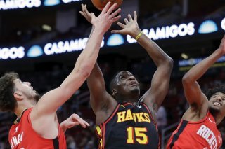 Clint Capela (15) au reond contre Houston. KEYSTONE/AP/Michael Wyke